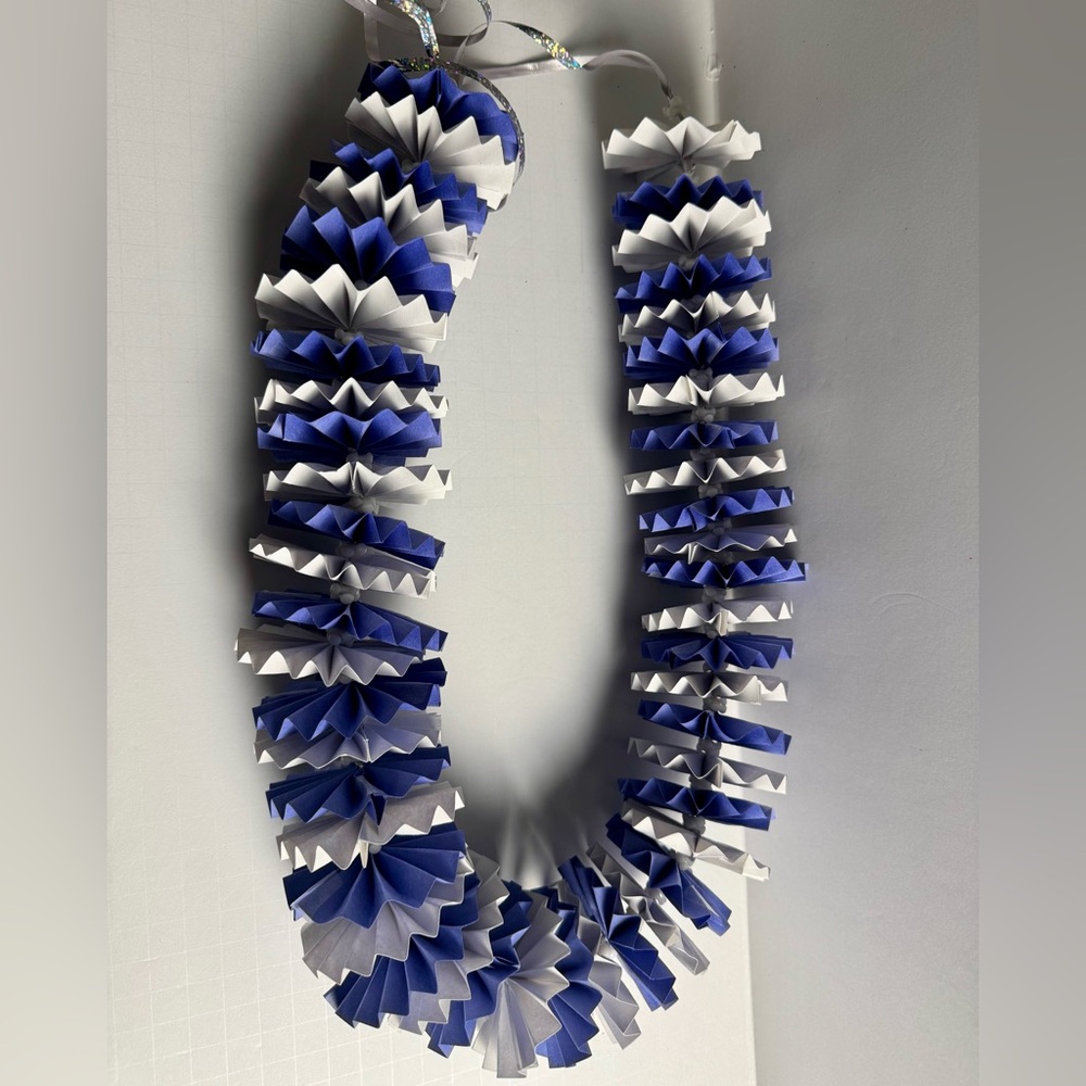 Handmade Blue & White Paper Lei - Picture 6 of 6